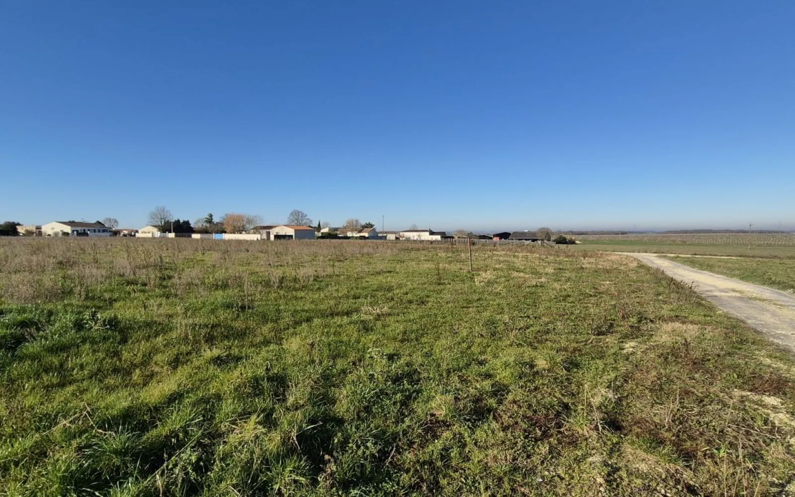 Terrain à bâtir de 396 m2 au prix de 56900 € à GREZAC. à Grézac — photo 2