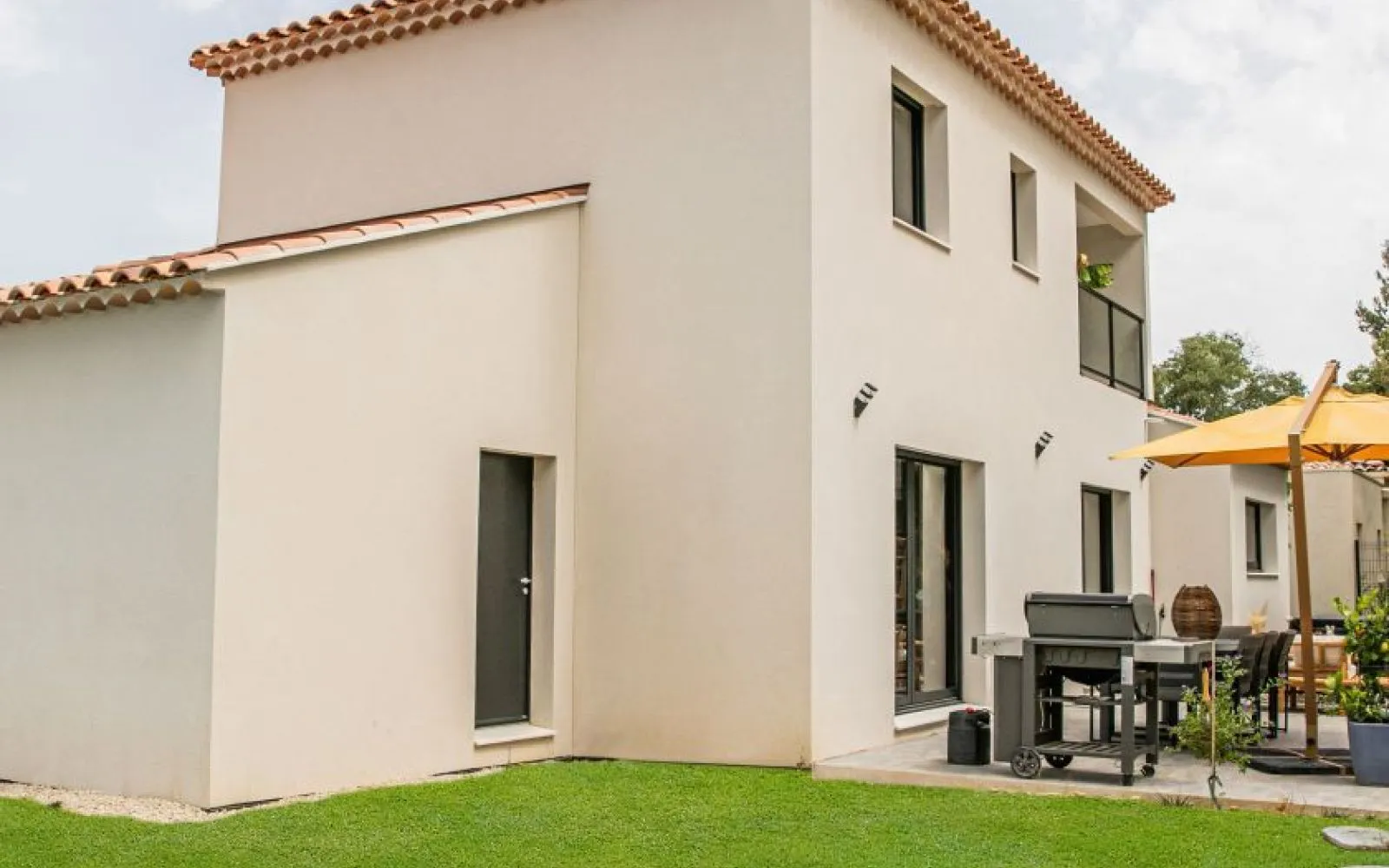 Dans un quartier résidentiel prisé, cette maison contemporaine à demi-étage séduit par son architecture élégante, ses volumes généreux et sa luminosité exceptionnelle. à Goult — photo 2