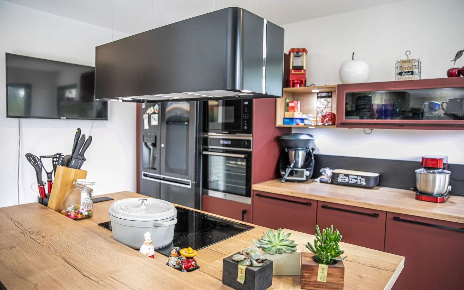 Dans un quartier résidentiel prisé, cette maison contemporaine à demi-étage séduit par son architecture élégante, ses volumes généreux et sa luminosité exceptionnelle. à Goult — photo 5