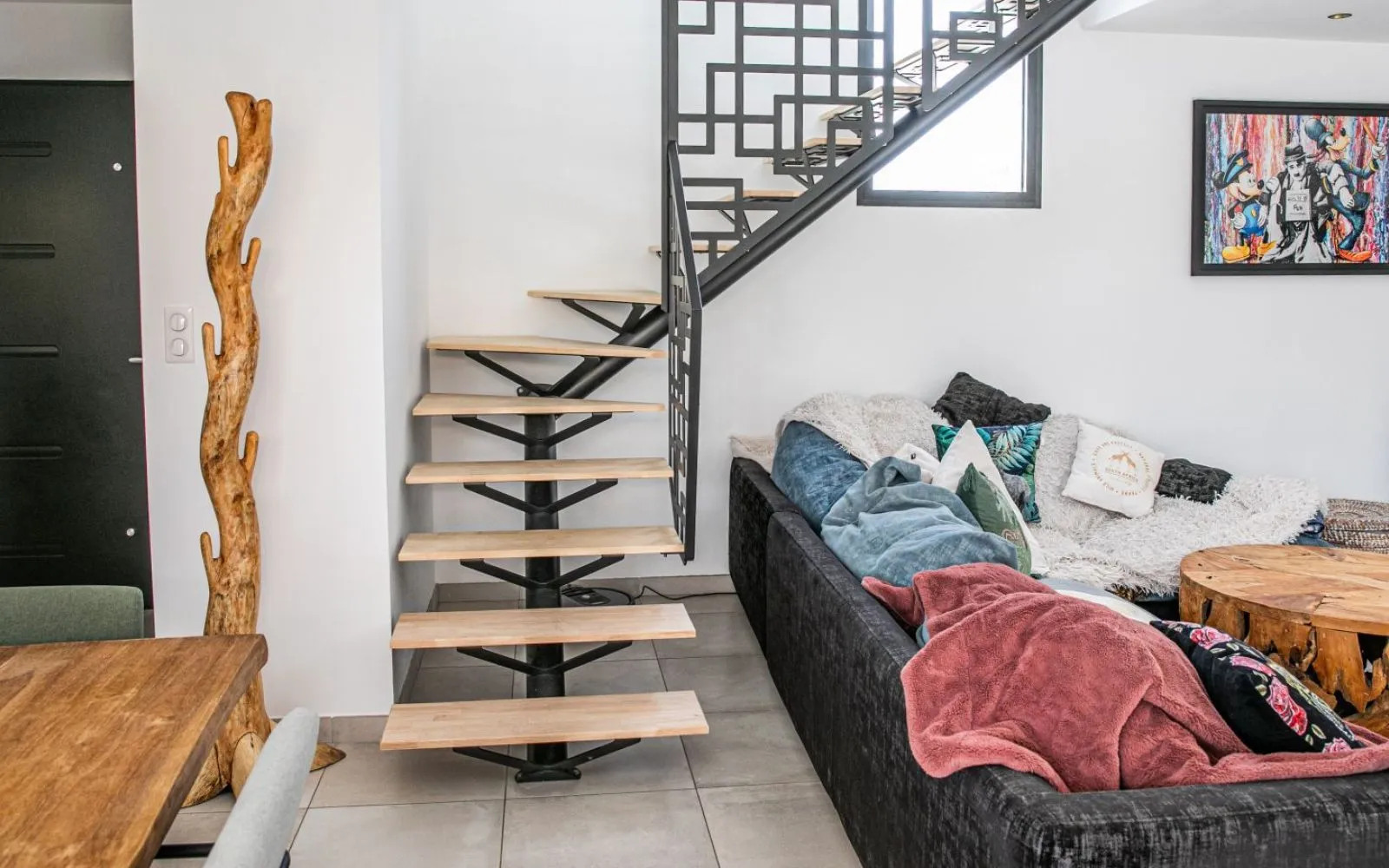 Dans un quartier résidentiel prisé, cette maison contemporaine à demi-étage séduit par son architecture élégante, ses volumes généreux et sa luminosité exceptionnelle. à Goult — photo 9