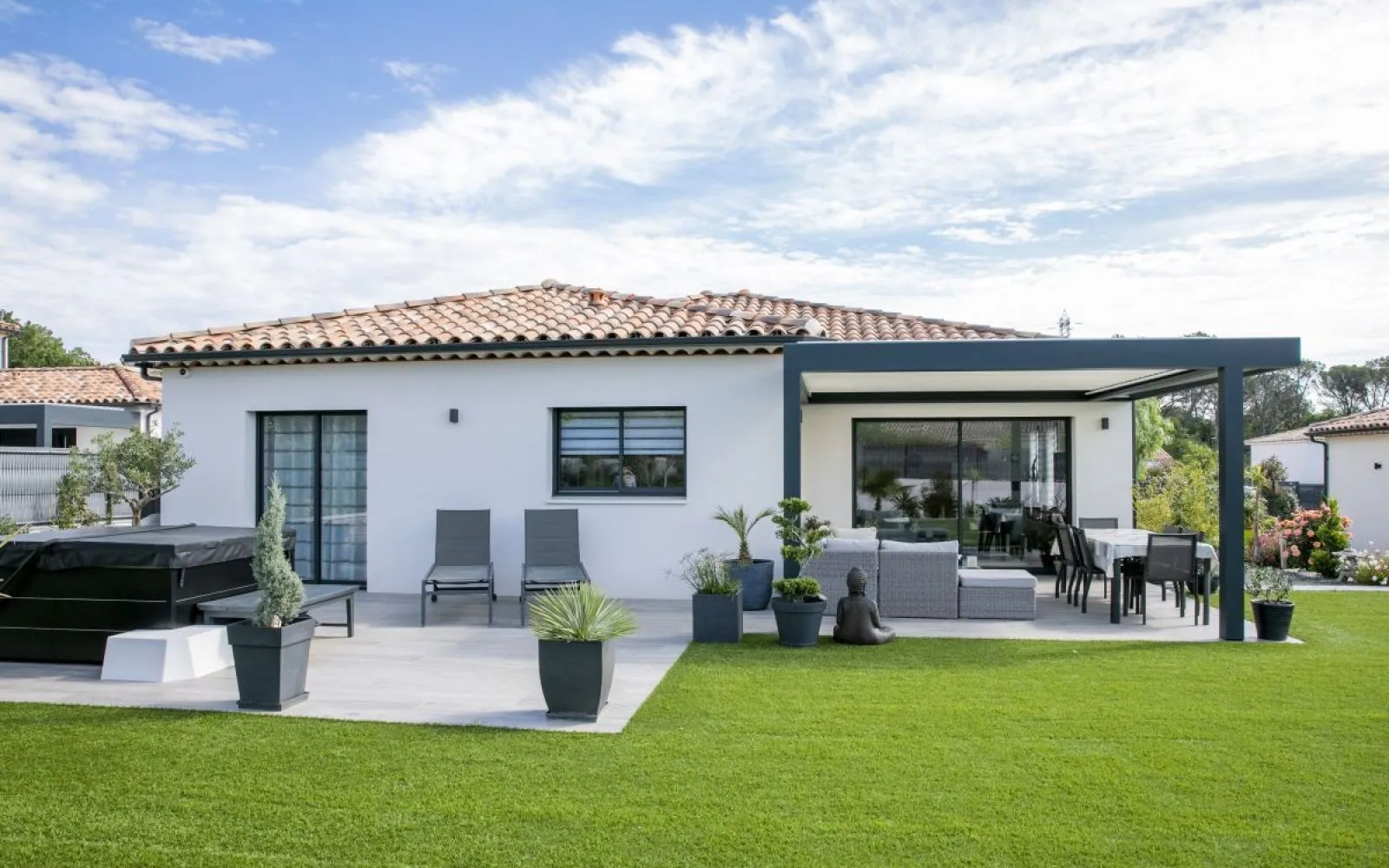 Découvrez cette maison de plain-pied avec son architecture en L de 115m². à La Bastidonne — photo 1