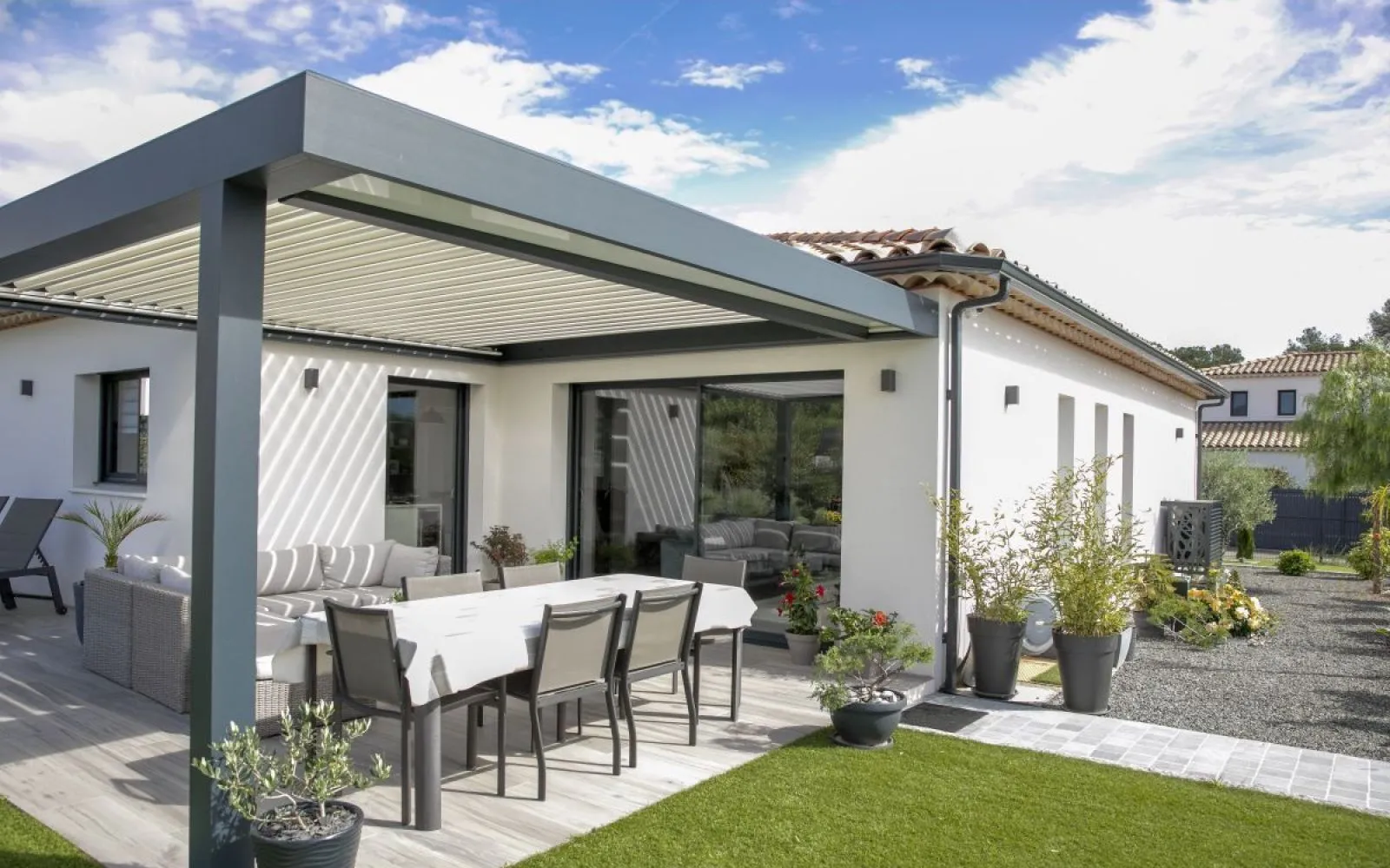 Découvrez cette maison de plain-pied avec son architecture en L de 115m². à La Bastidonne — photo 2