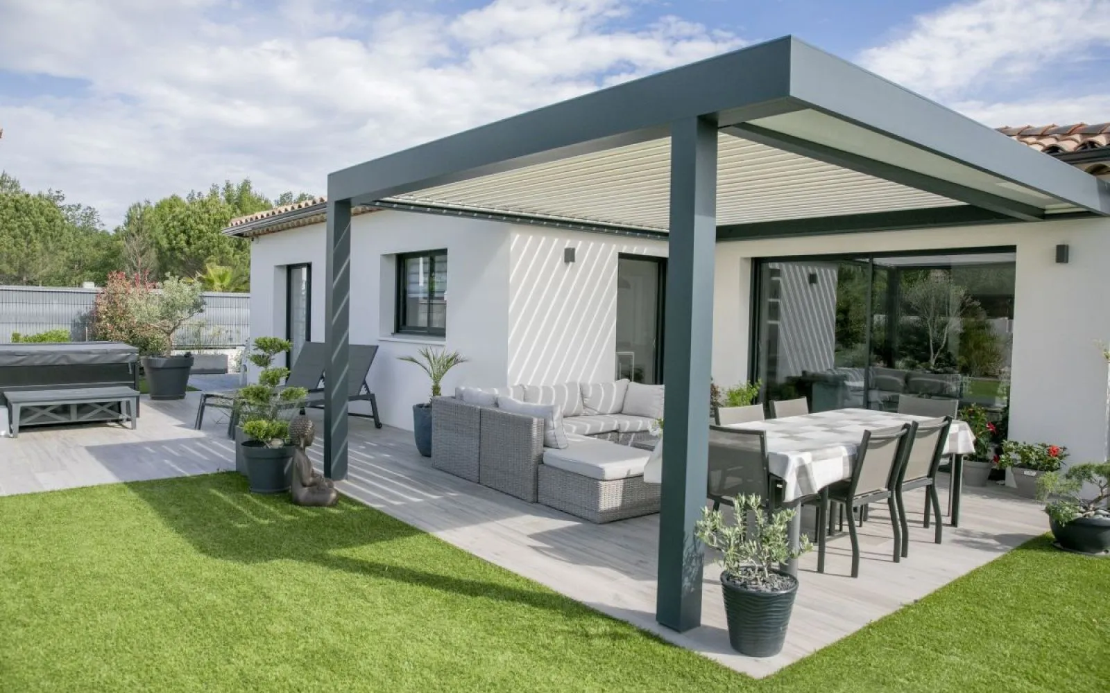 Découvrez cette maison de plain-pied avec son architecture en L de 115m². à La Bastidonne — photo 3
