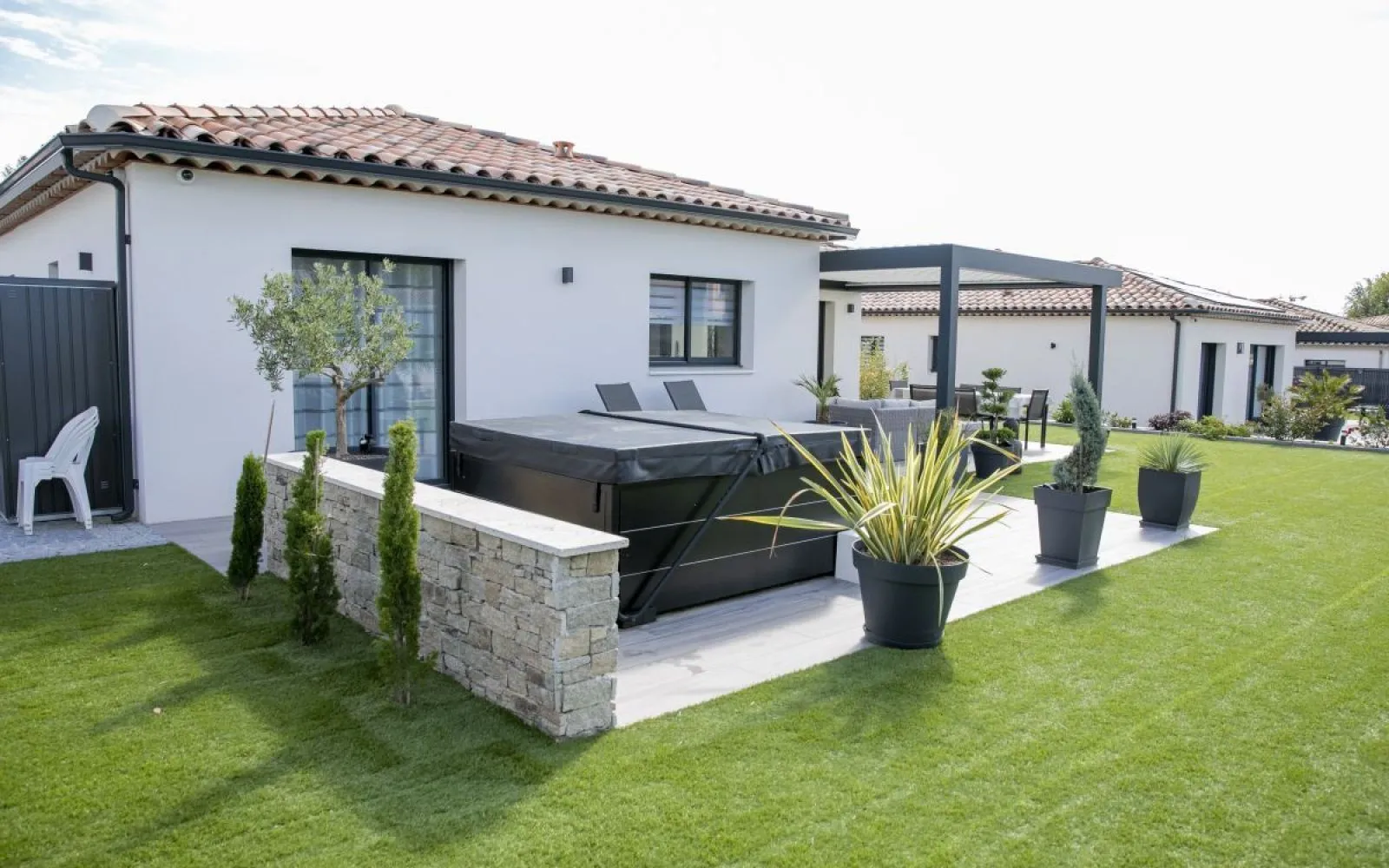 Découvrez cette maison de plain-pied avec son architecture en L de 115m². à La Bastidonne — photo 4
