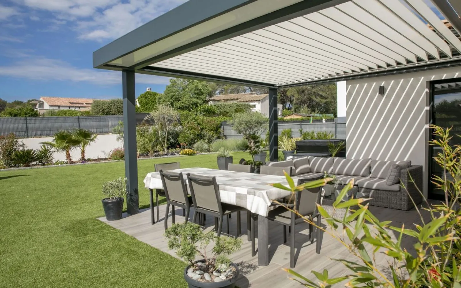 Découvrez cette maison de plain-pied avec son architecture en L de 115m². à La Bastidonne — photo 6