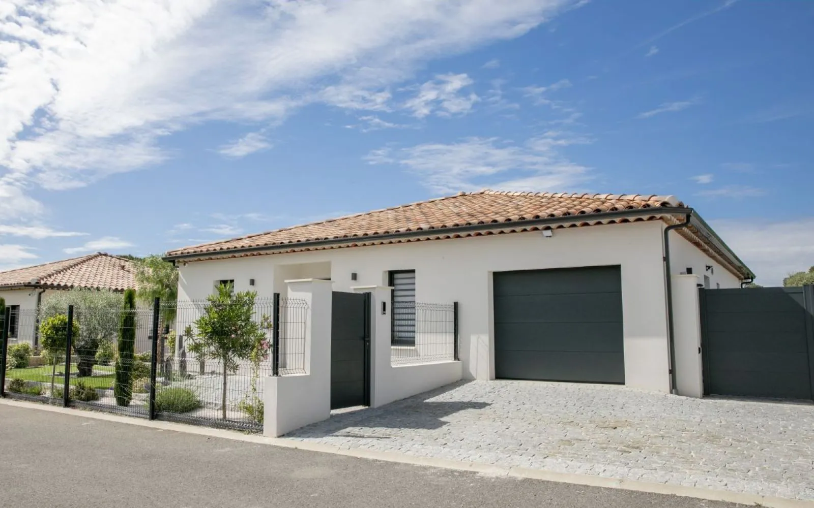Découvrez cette maison de plain-pied avec son architecture en L de 115m². à La Bastidonne — photo 7