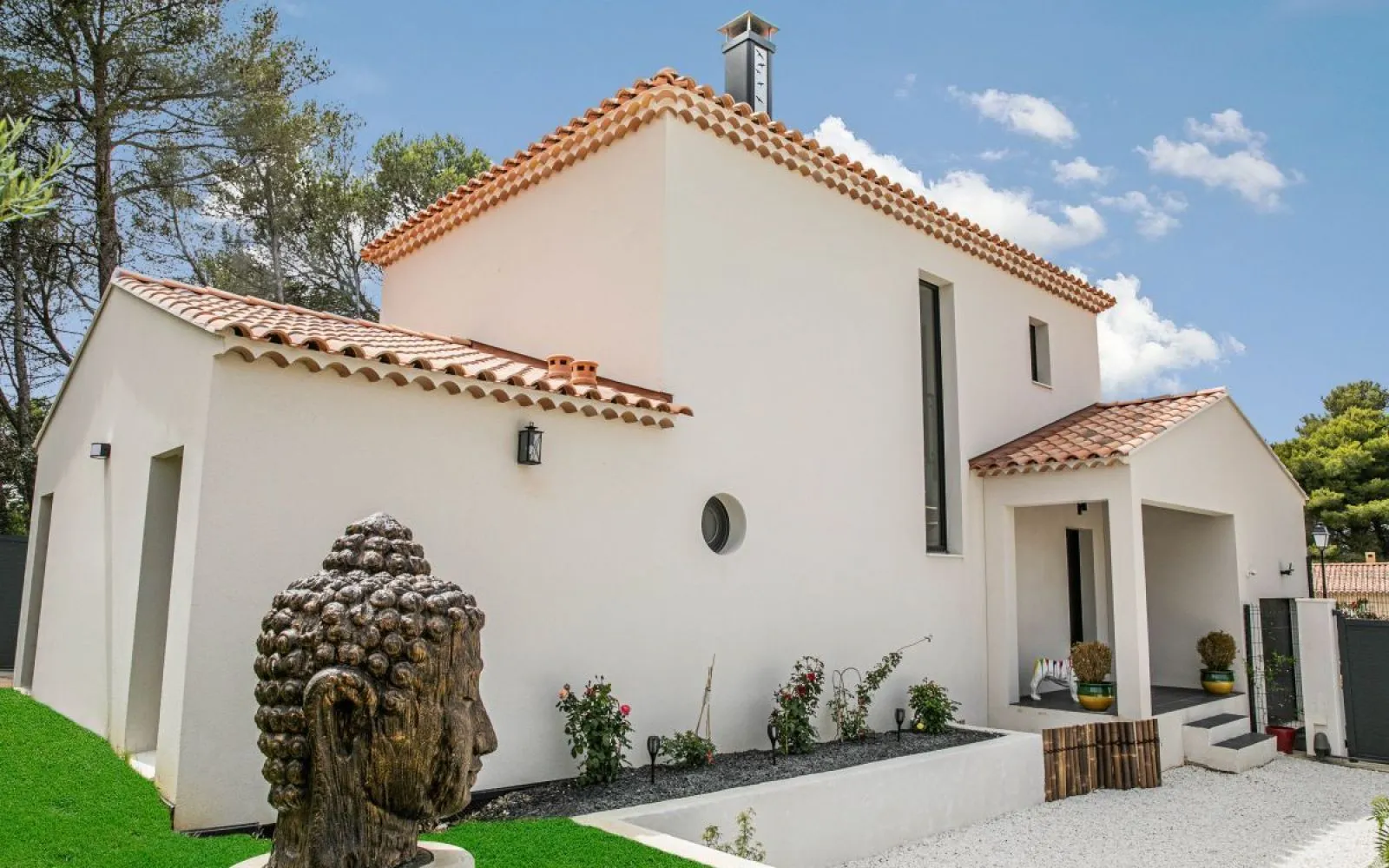 Dans un quartier résidentiel prisé, cette maison contemporaine à demi-étage séduit par son architecture élégante, ses volumes généreux et sa luminosité exceptionnelle. à Cucuron — photo 1