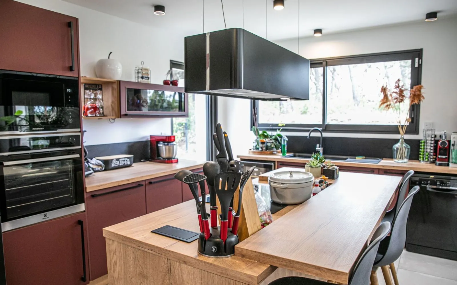 Dans un quartier résidentiel prisé, cette maison contemporaine à demi-étage séduit par son architecture élégante, ses volumes généreux et sa luminosité exceptionnelle. à Cucuron — photo 5