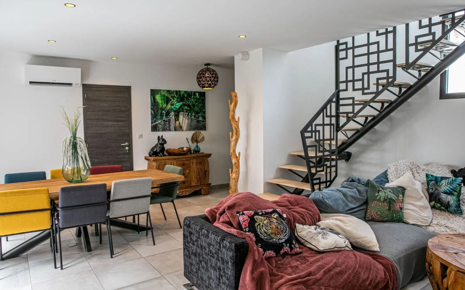 Dans un quartier résidentiel prisé, cette maison contemporaine à demi-étage séduit par son architecture élégante, ses volumes généreux et sa luminosité exceptionnelle. à Cucuron — photo 9