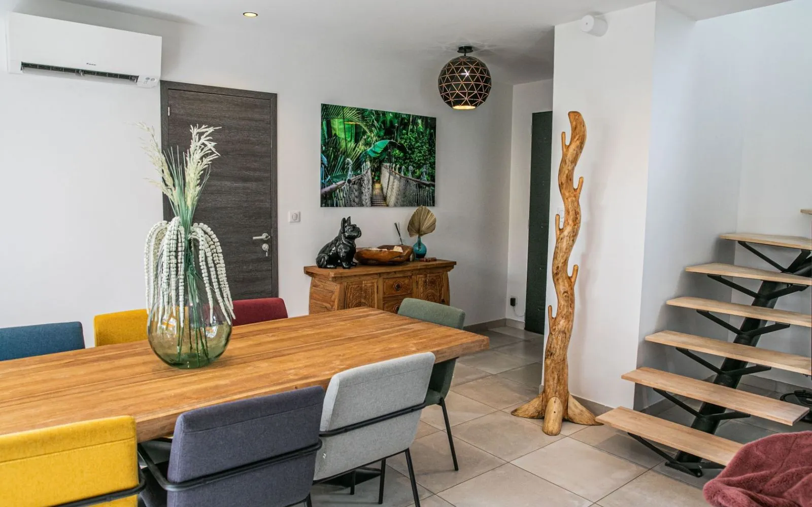 Dans un quartier résidentiel prisé, cette maison contemporaine à demi-étage séduit par son architecture élégante, ses volumes généreux et sa luminosité exceptionnelle. à Cucuron — photo 10