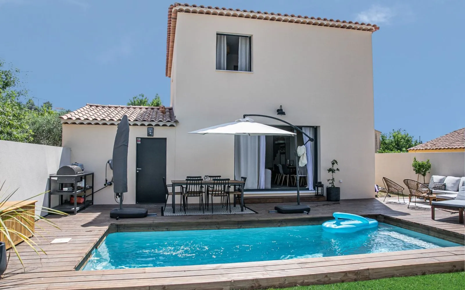 Élégance, confort et prestations premium Découvrez cette maison contemporaine de 105 m², implantée sur un terrain bien exposé dans un quartier résidentiel calme et recherché. à Gémenos — photo 1