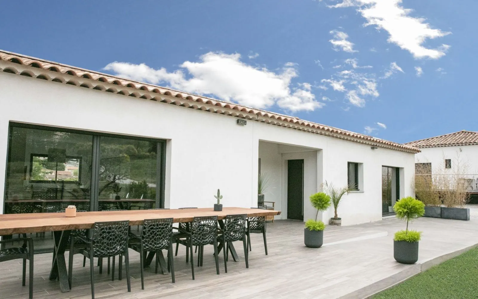 Située dans un environnement calme et résidentiel, cette maison de plain-pied offre un cadre de vie confortable et parfaitement adapté au quotidien. à Mérindol — photo 1