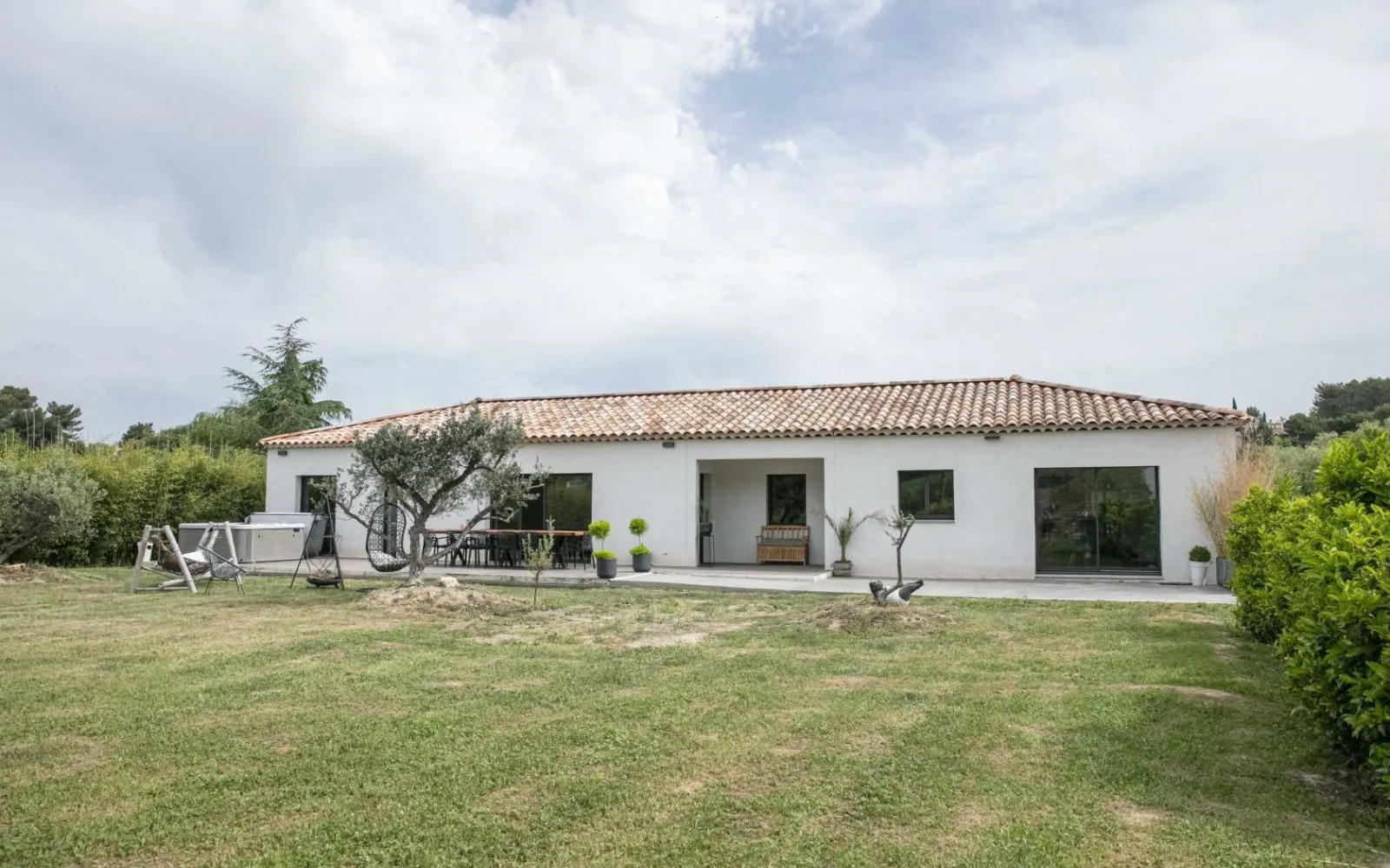 Située dans un environnement calme et résidentiel, cette maison de plain-pied offre un cadre de vie confortable et parfaitement adapté au quotidien. à Mérindol — photo 2
