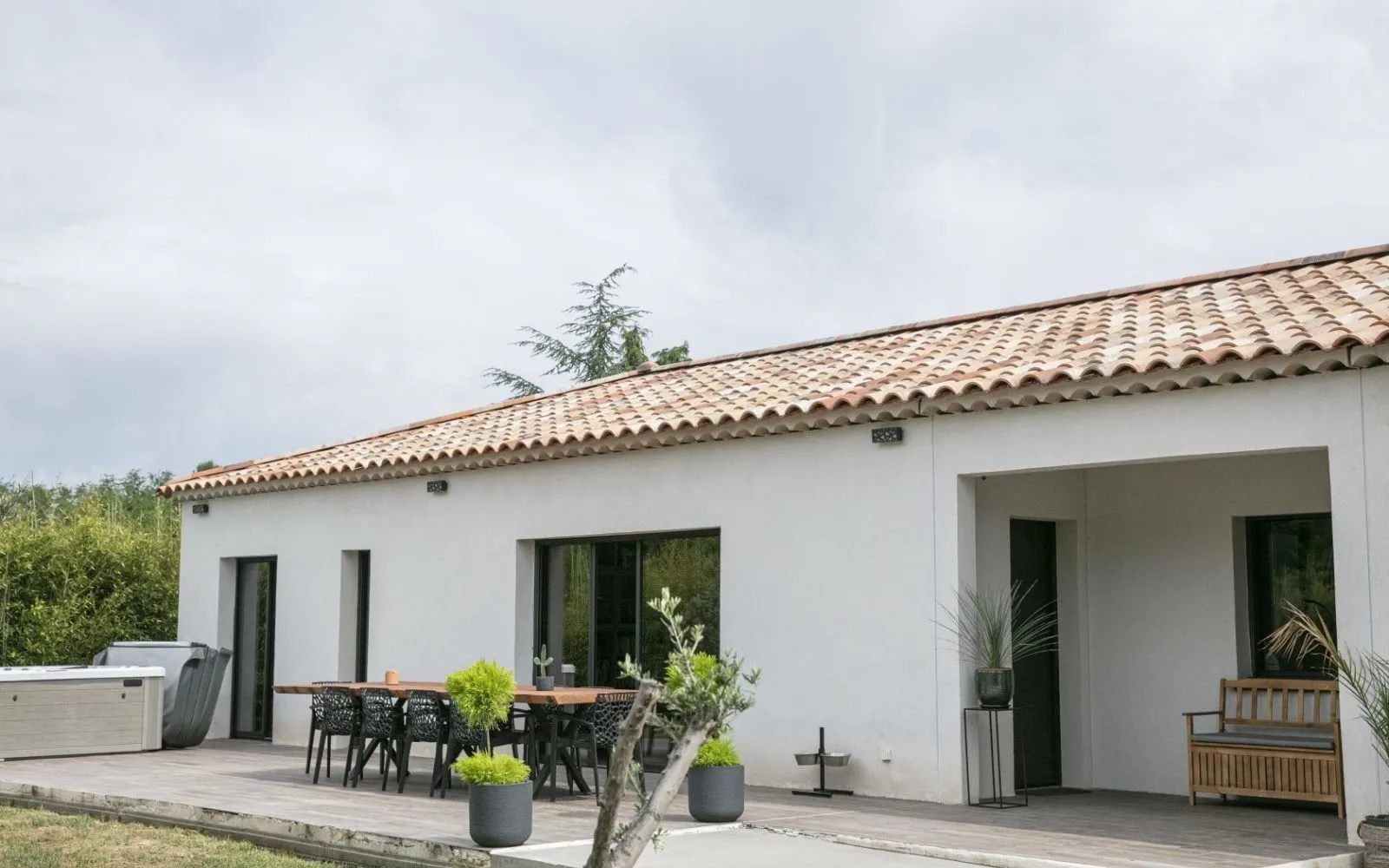 Située dans un environnement calme et résidentiel, cette maison de plain-pied offre un cadre de vie confortable et parfaitement adapté au quotidien. à Mérindol — photo 3