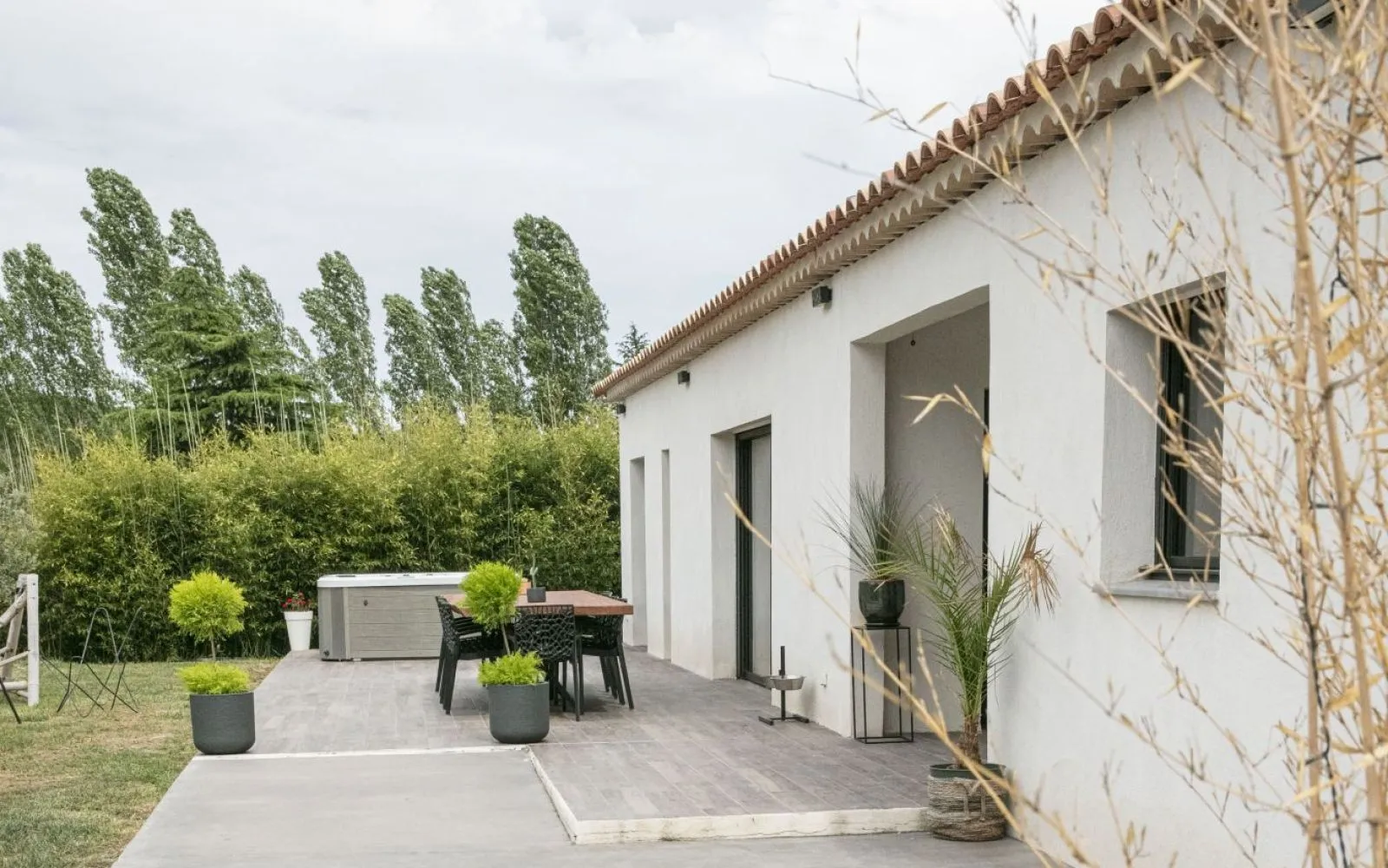 Située dans un environnement calme et résidentiel, cette maison de plain-pied offre un cadre de vie confortable et parfaitement adapté au quotidien. à Mérindol — photo 5