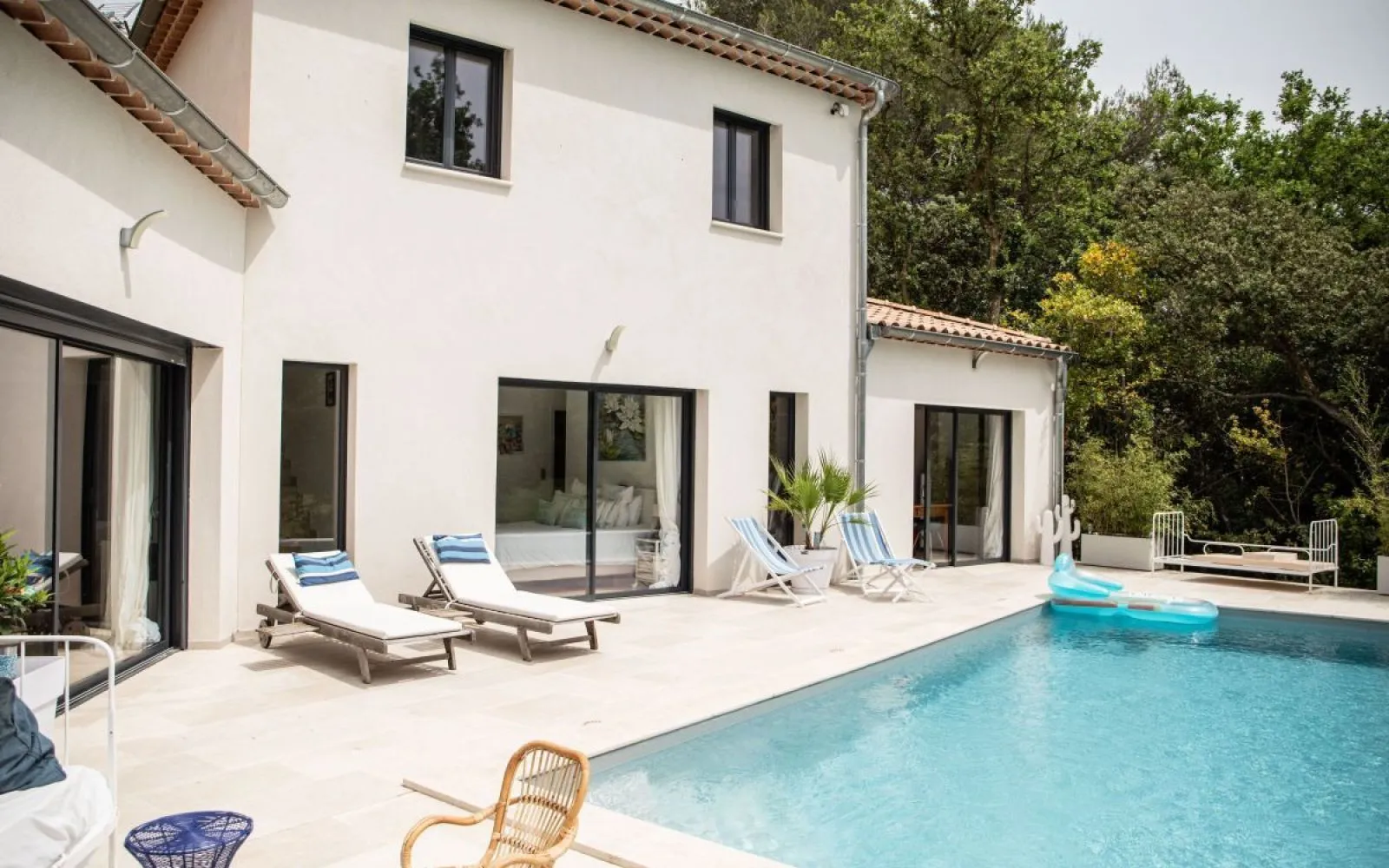 Vaste maison contemporaine – Jardin sans vis-à-vis, suite parentale et DPE A à La Bastidonne — photo 2