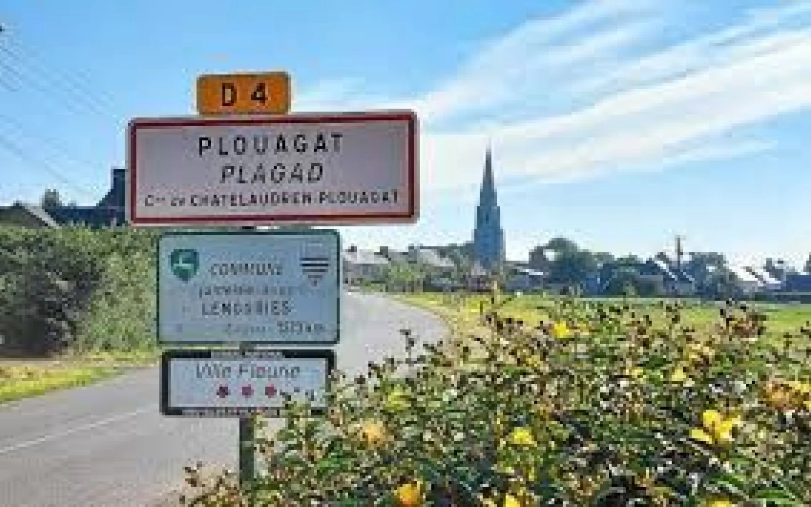 Terrain à bâtir de 405 m² à PLOUAGAT (22) à Plouagat — photo 1
