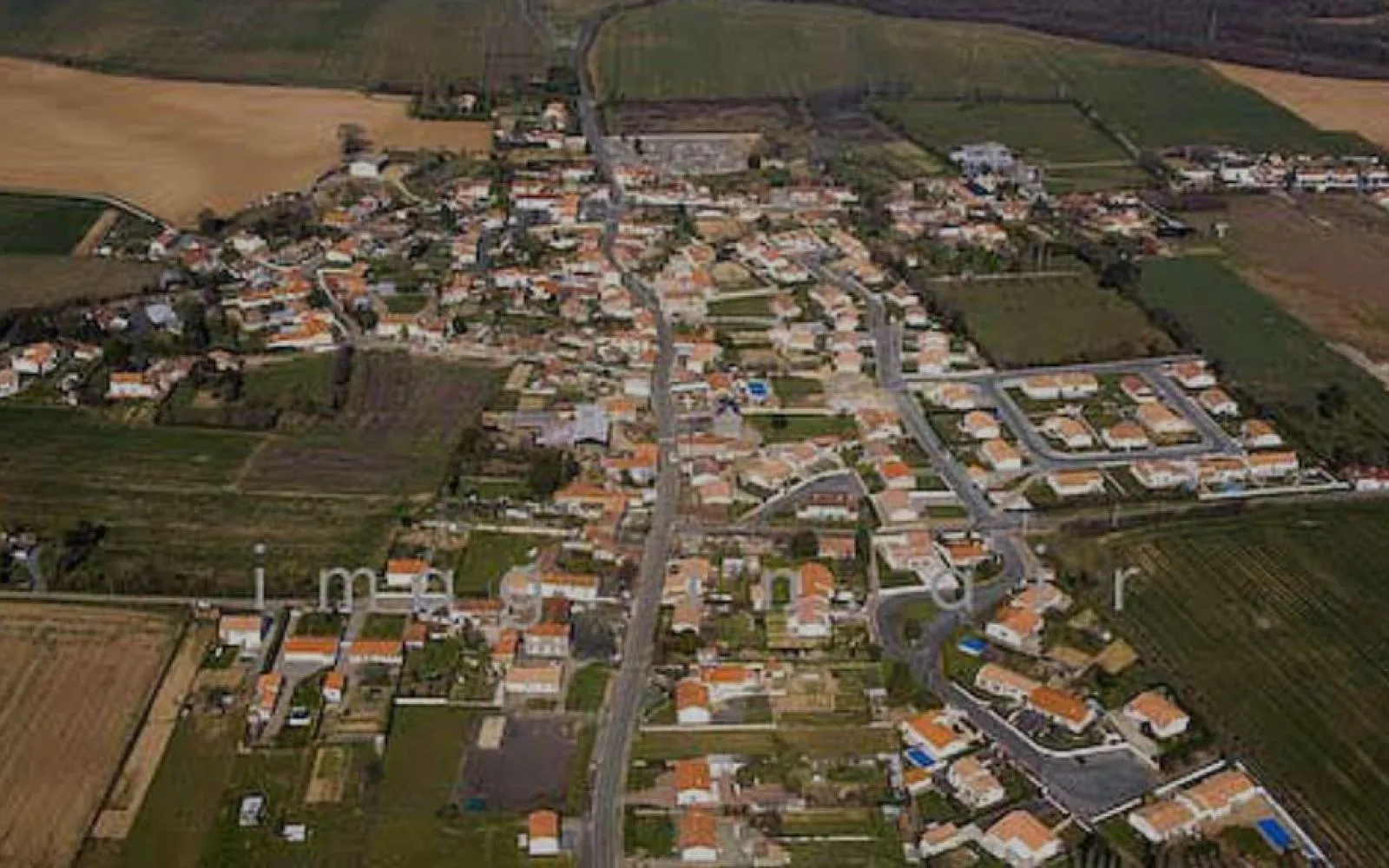 Terrain à bâtir de 680 m² à LES MAGNILS-REIGNIERS (85) à Magnils-Reigniers — photo 1