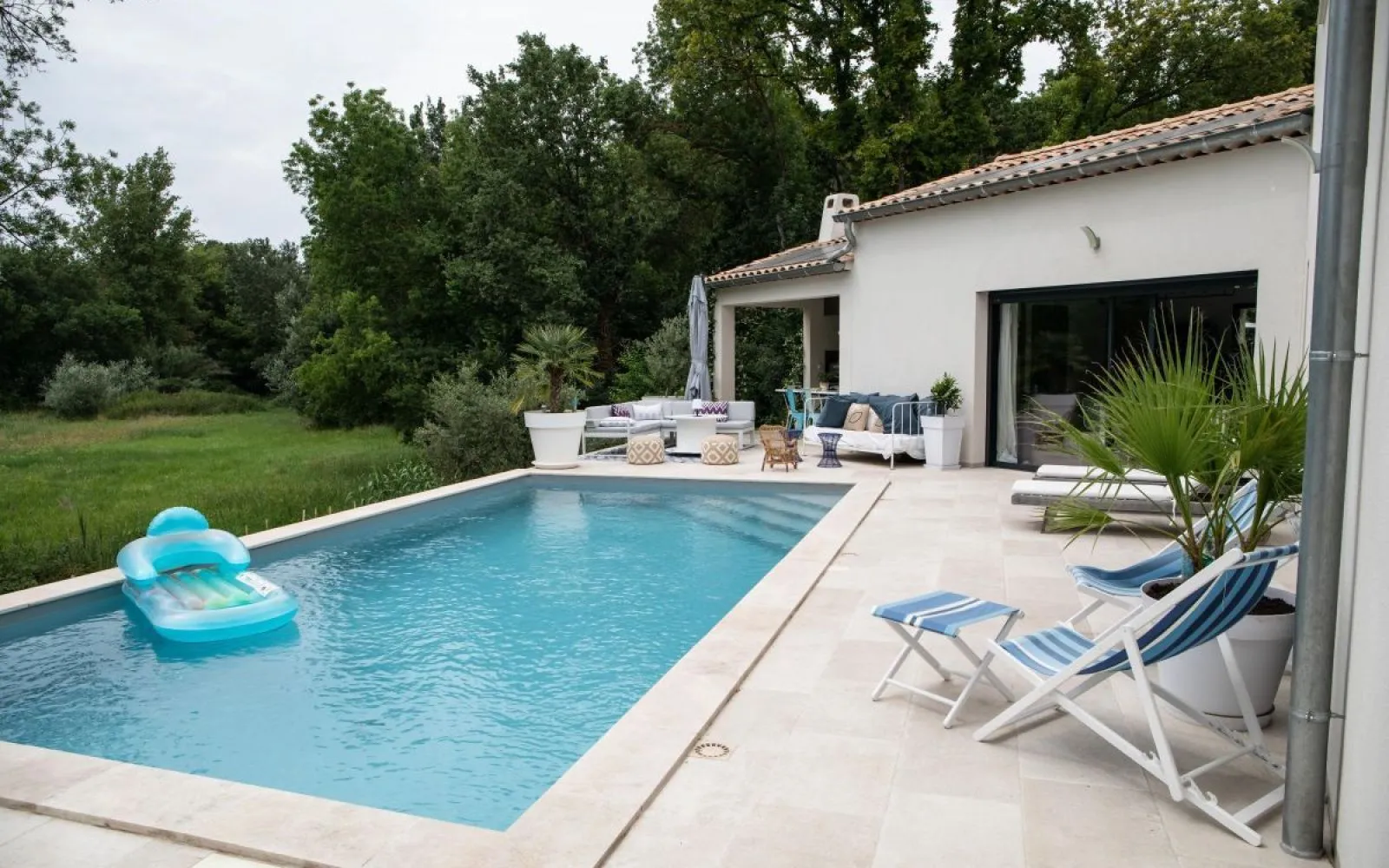 Maison contemporaine avec suite en RDC – DPE A, panneaux solaires et garage intégré à Goult — photo 3