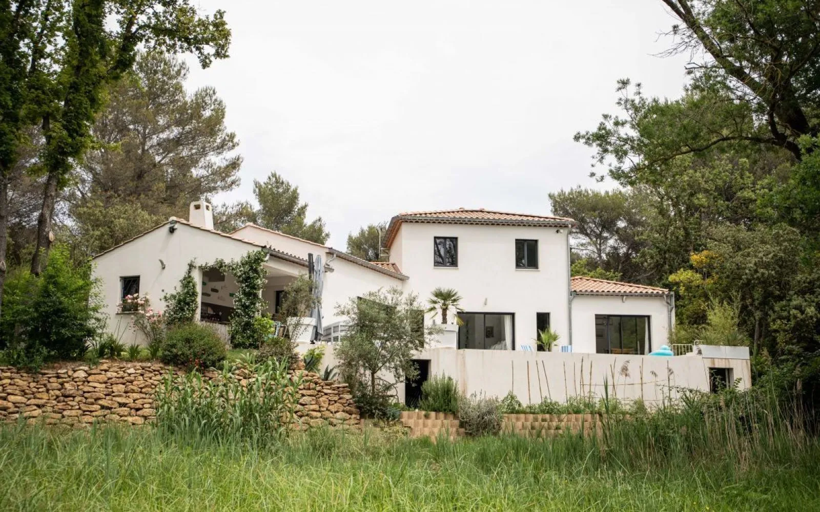 Maison contemporaine avec suite en RDC – DPE A, panneaux solaires et garage intégré à Goult — photo 4