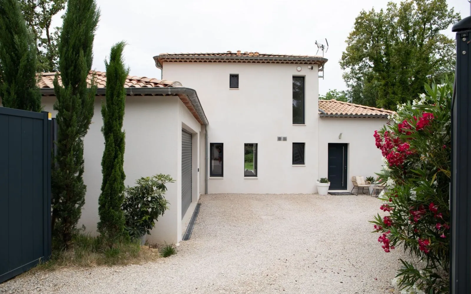 Maison contemporaine avec suite en RDC – DPE A, panneaux solaires et garage intégré à Goult — photo 5