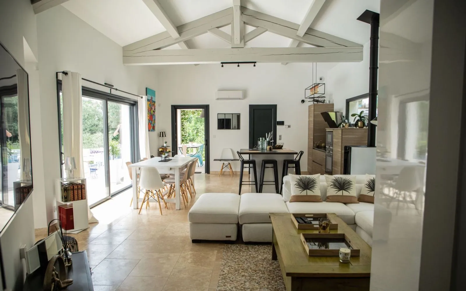 Maison contemporaine avec suite en RDC – DPE A, panneaux solaires et garage intégré à Goult — photo 10