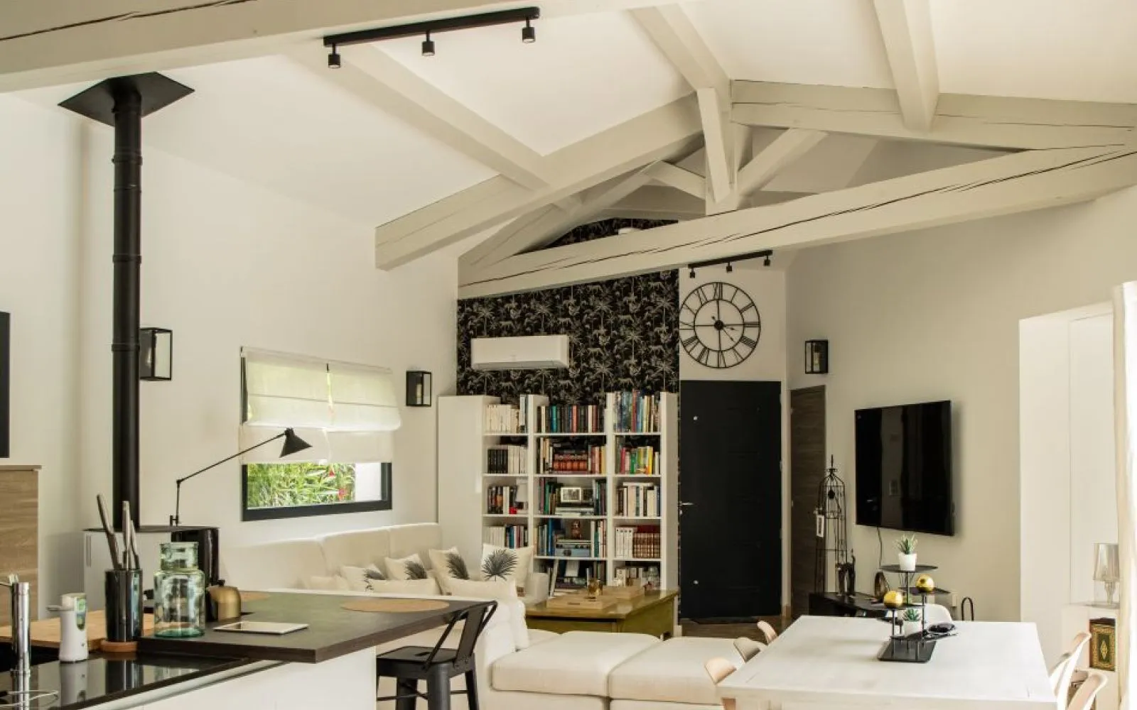 Maison contemporaine avec suite en RDC – DPE A, panneaux solaires et garage intégré à Goult — photo 16