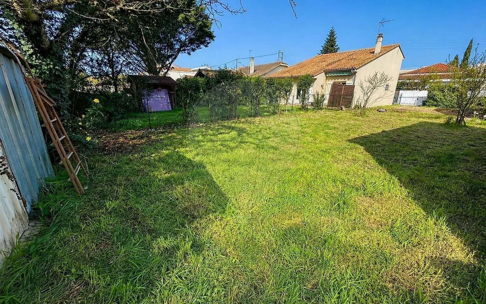 Terrain à bâtir de 1000 m² à PESSAC (33) à Pessac — photo 1