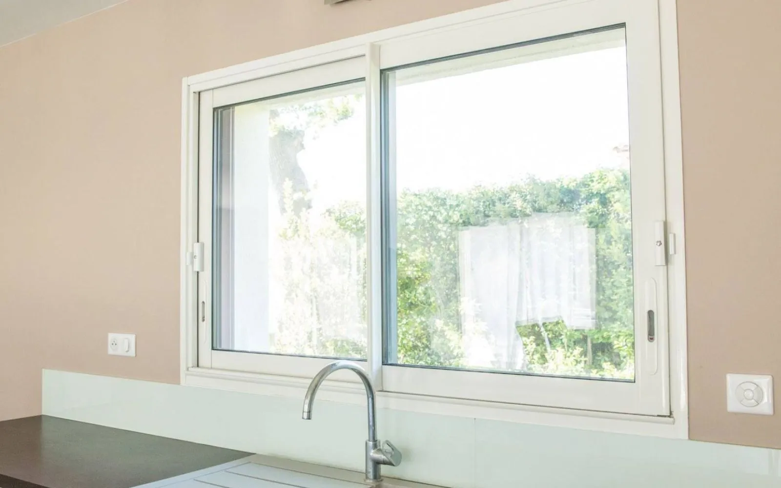 Découvrez cette maison de plain-pied avec son architecture en L de 106 m². à Pélissanne — photo 6