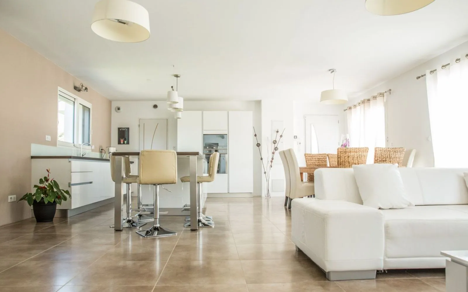 Découvrez cette maison de plain-pied avec son architecture en L de 106 m². à Pélissanne — photo 9