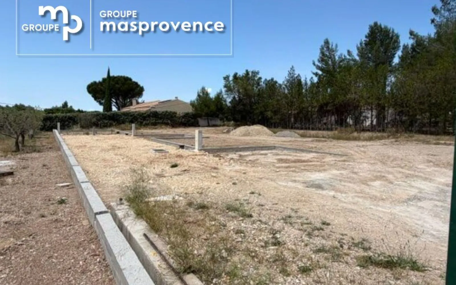 Terrain à bâtir de 319 m² à AUREILLE (13) à Aureille — photo 1