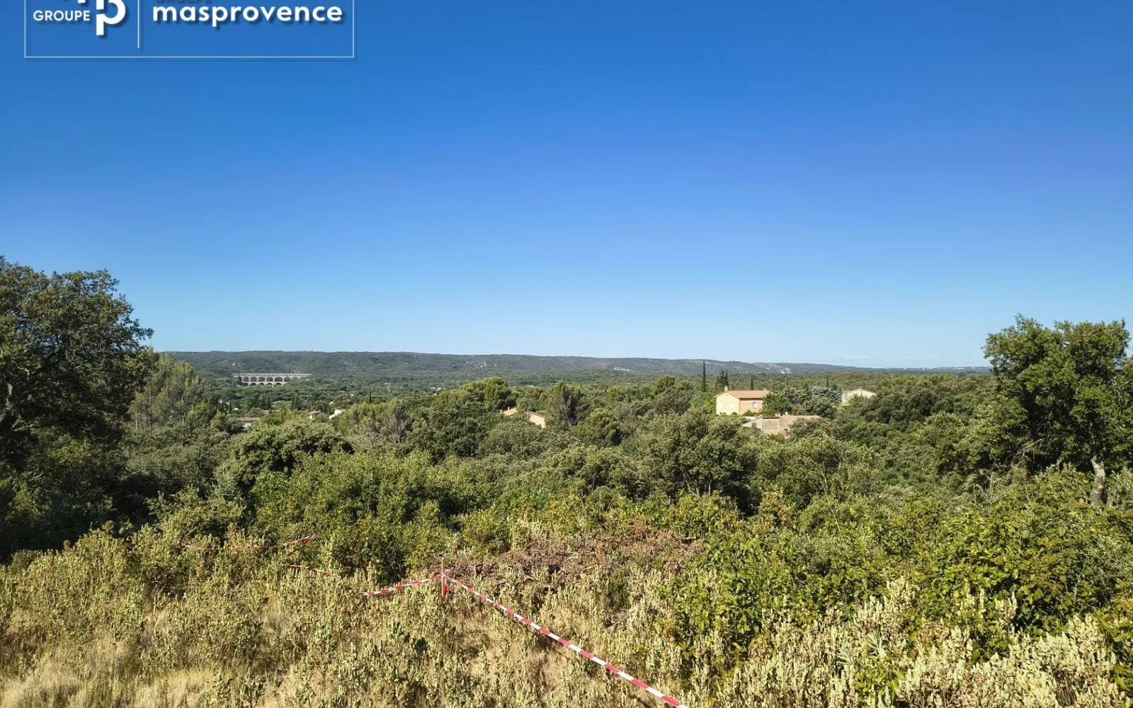 Terrain à bâtir de 1490 m² à CASTILLON-DU-GARD (30) à Castillon-du-Gard — photo 1