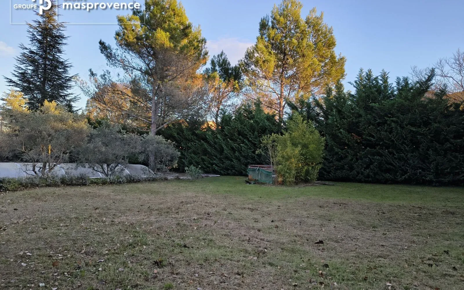 Terrain à bâtir de 1088 m² à ROBION (84) à Robion — photo 1