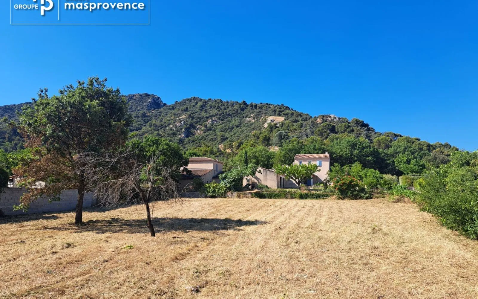 Terrain à bâtir de 1972 m² à ROBION (84) à Robion — photo 1