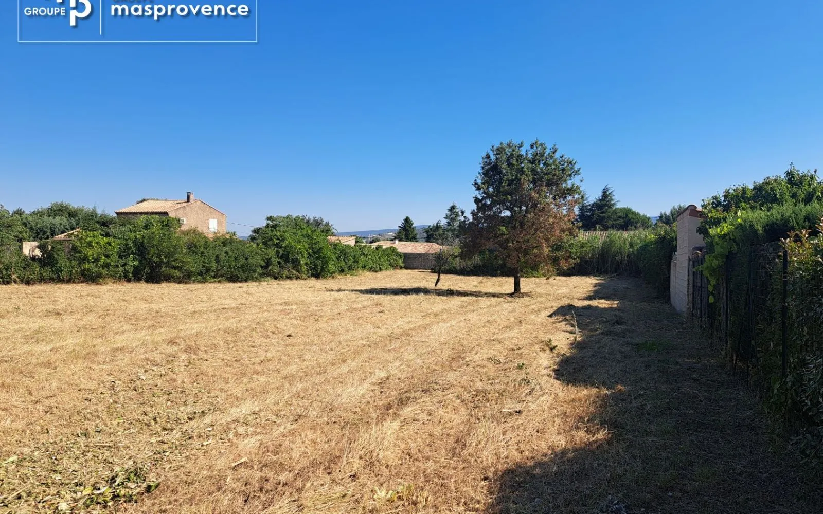 Terrain à bâtir de 1972 m² à ROBION (84) à Robion — photo 2