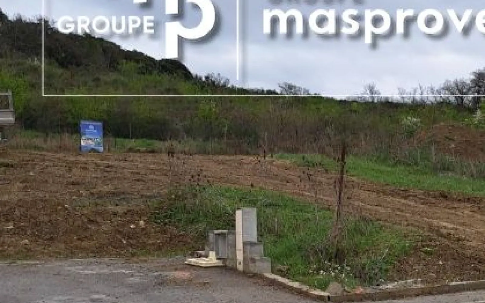 Terrain à bâtir de 300 m² à MANOSQUE (04) à Manosque — photo 1