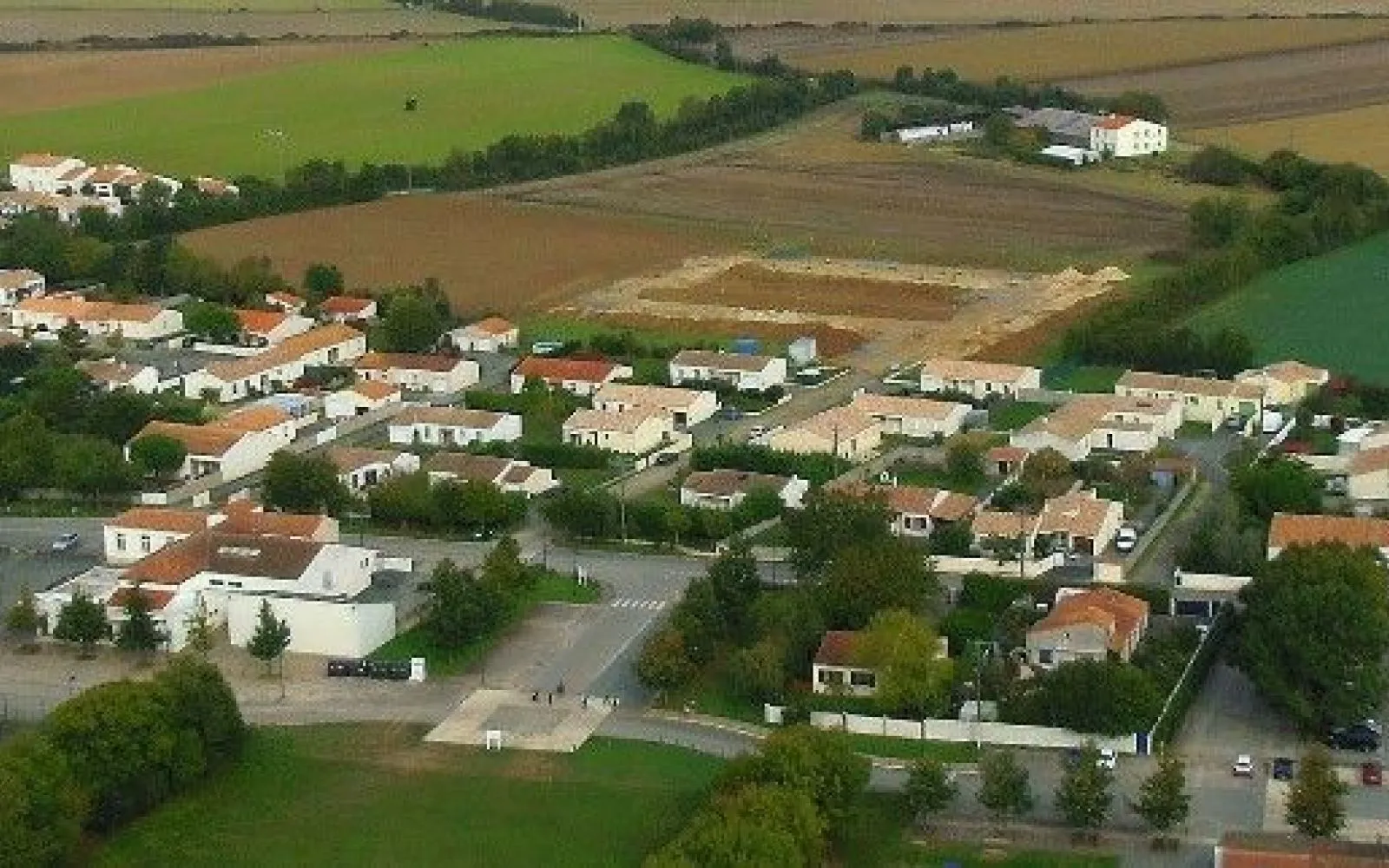 Terrain à bâtir de 291 m2 au prix de 57900 € à LE THOU. à Le Thou — photo 1