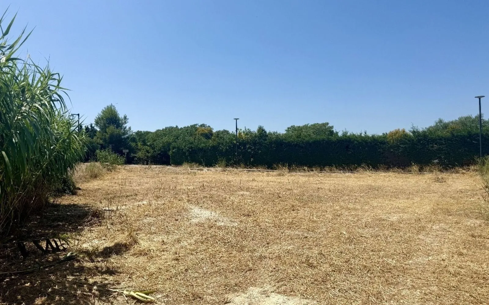 Terrain à bâtir de 600 m² à BERRE-L'ETANG (13) à Berre-l'Étang — photo 1
