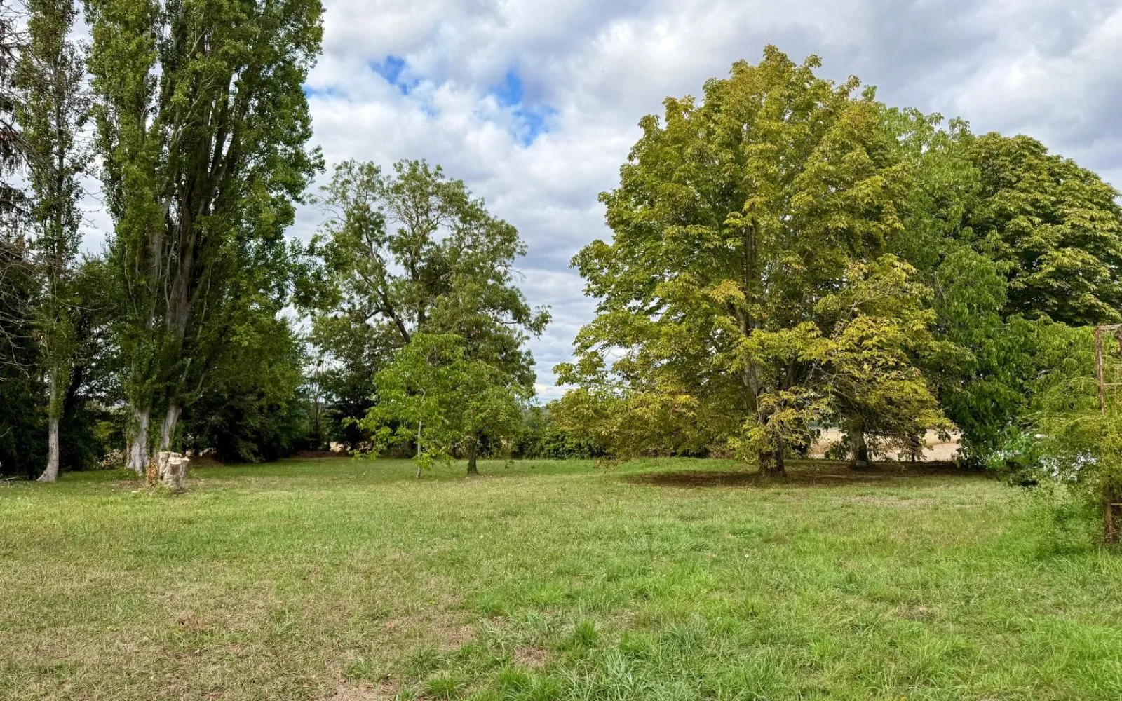 Terrain à bâtir de 1300 m² à JOUARS-PONTCHARTRAIN (78) à Jouars-Pontchartrain — photo 1