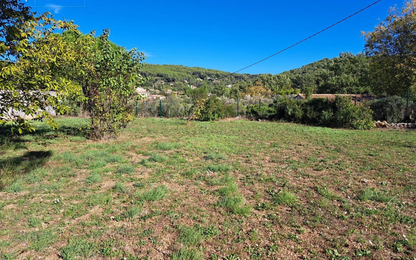 Terrain à bâtir de 1000 m² à LORGUES (83) à Lorgues — photo 1