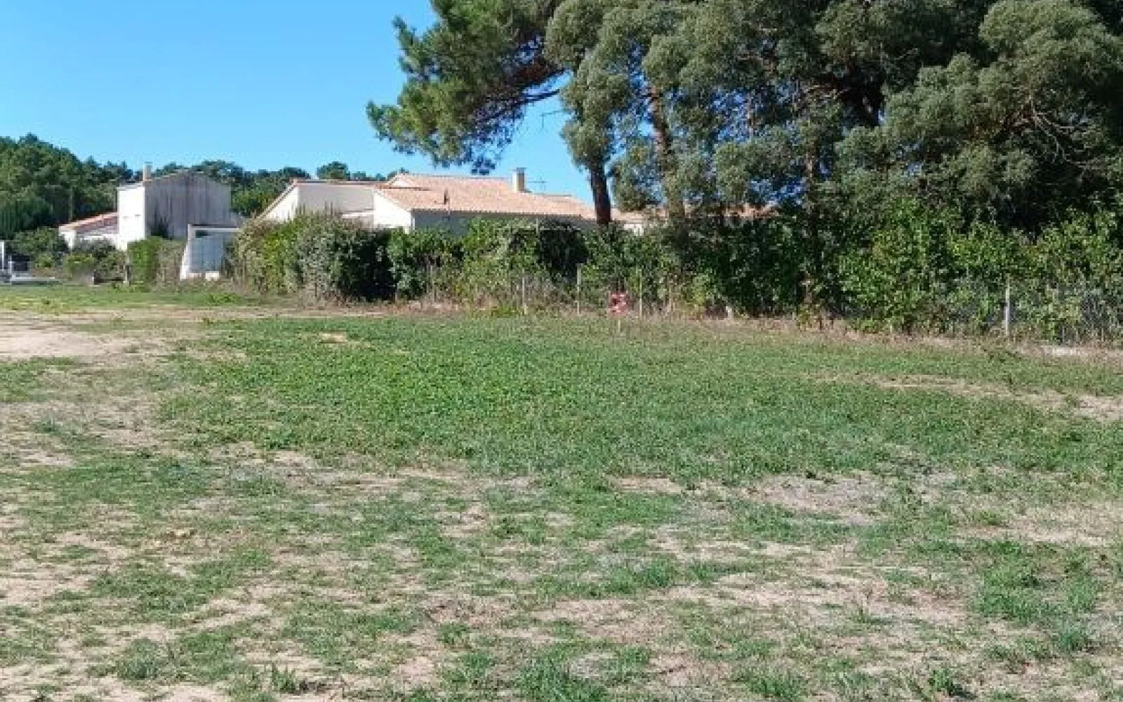 Terrain à bâtir de 443 m² à LES MATHES (17) à Mathes — photo 1