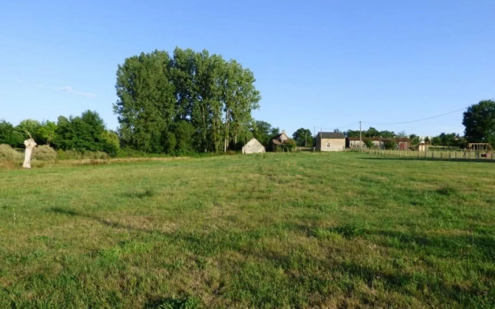 Terrain à bâtir de 778 m² à SAINT-GENIS-DE-SAINTONGE (17) à Saint-Genis-de-Saintonge — photo 1