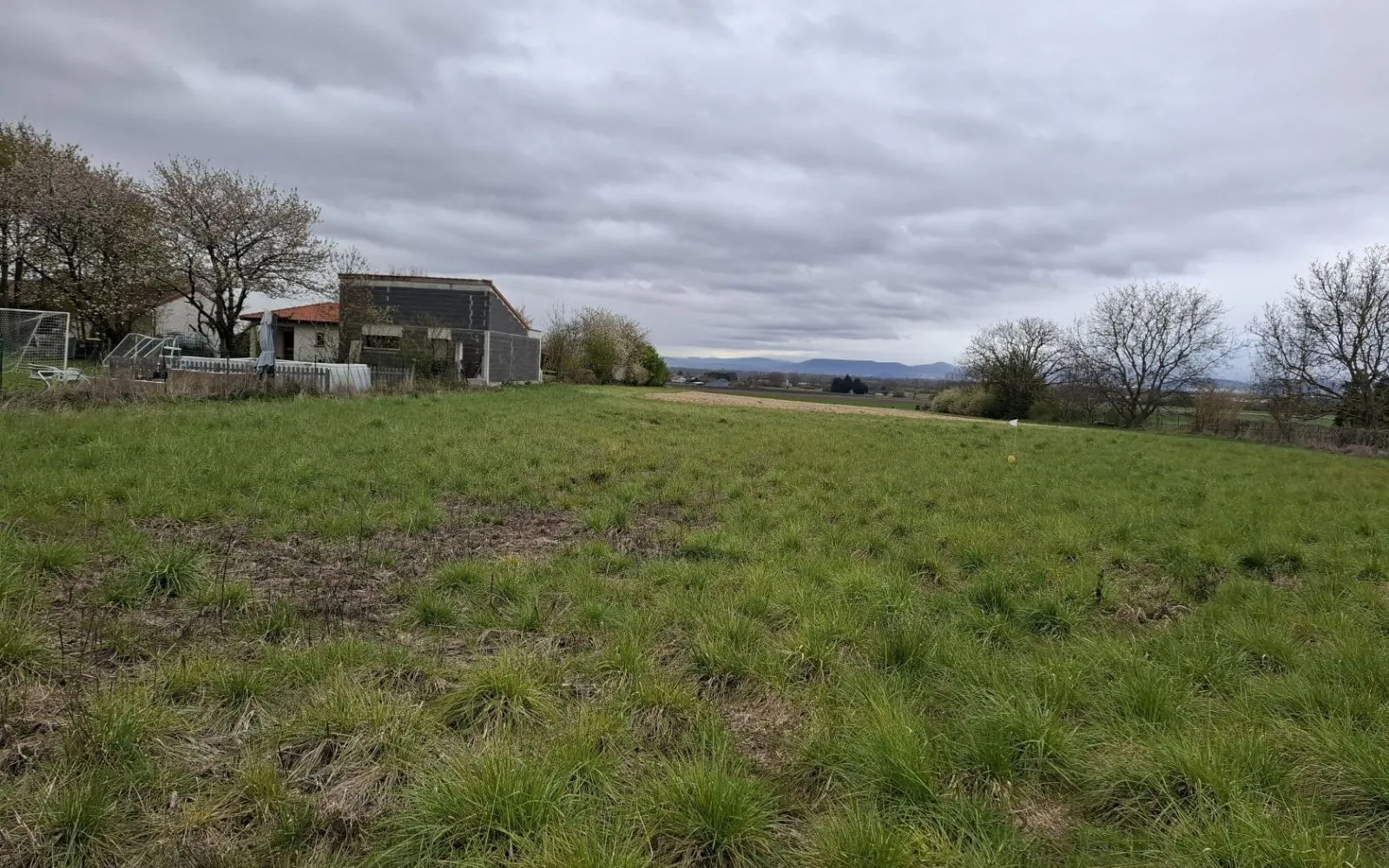 Terrain à bâtir de 800 m² à ENNEZAT (63) à Ennezat — photo 1