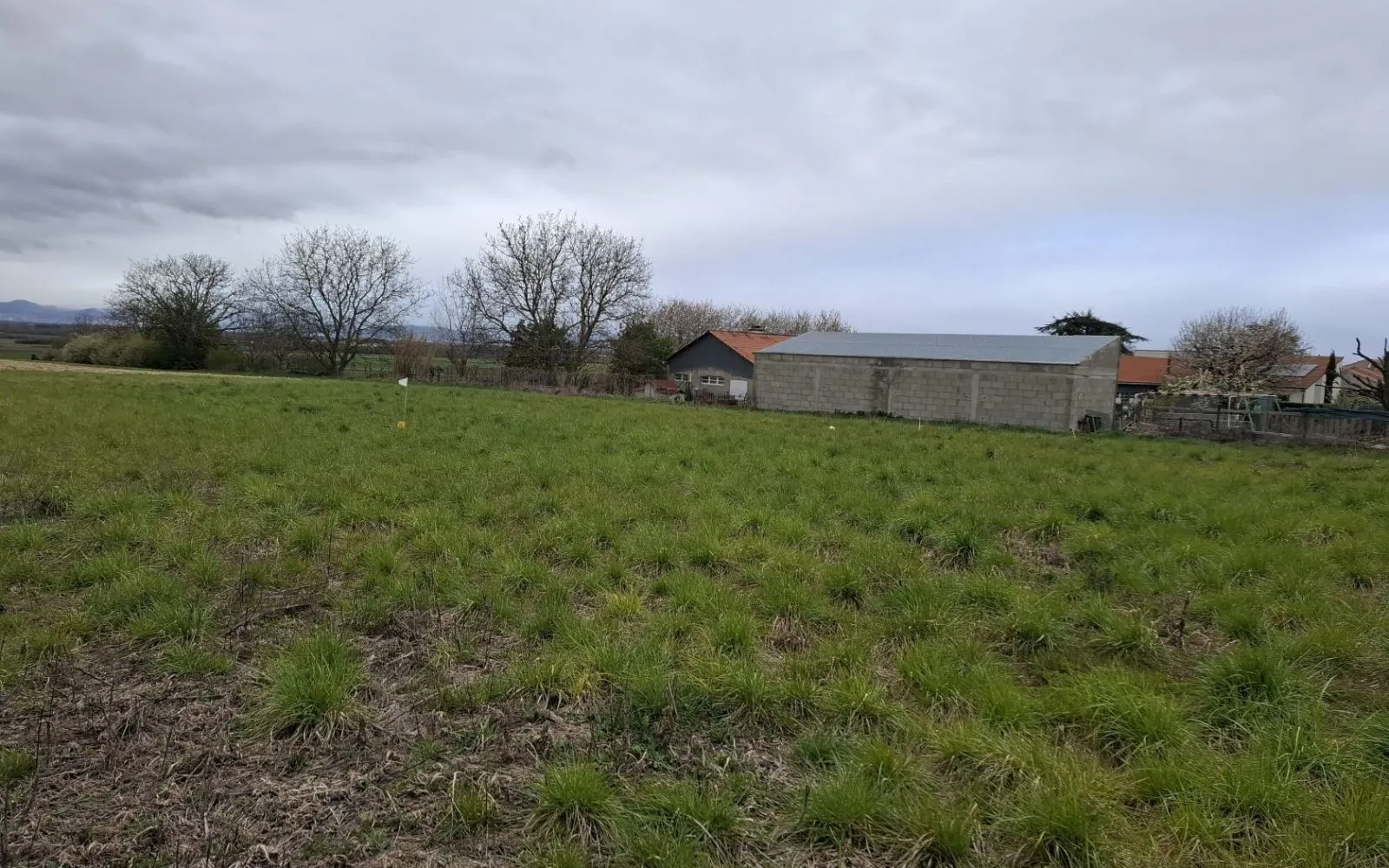 Terrain à bâtir de 800 m² à ENNEZAT (63) à Ennezat — photo 2