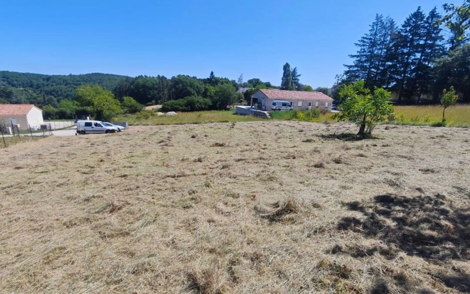 Terrain à bâtir de 1020 m² à MONTIGNAC (24) à Montignac — photo 1
