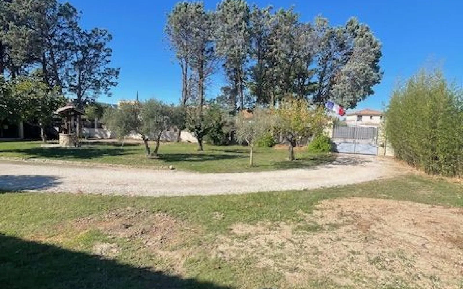 Terrain à bâtir de 500 m² à SENAS (13) à Sénas — photo 3