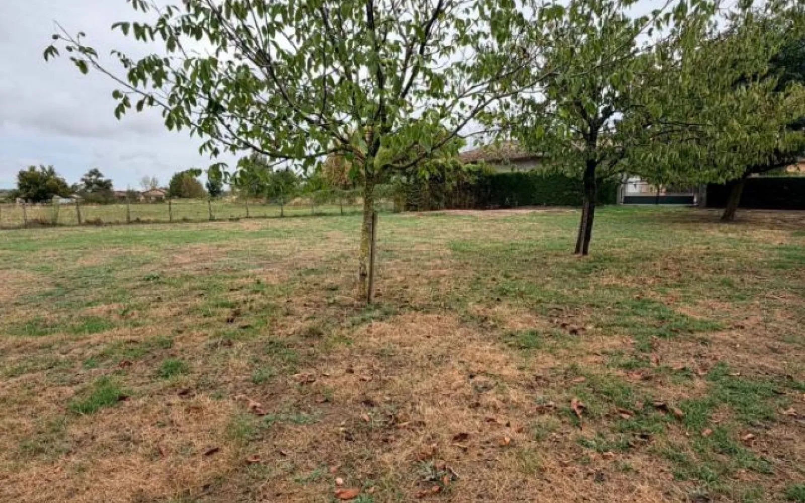Terrain à bâtir de 700 m² à OZAN (01) à Ozan — photo 1
