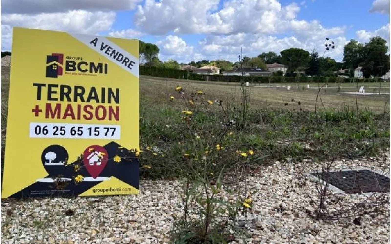 Terrain à bâtir de 700 m2 au prix de 46000 € à CHAMPNIERS (16) à Champniers — photo 1