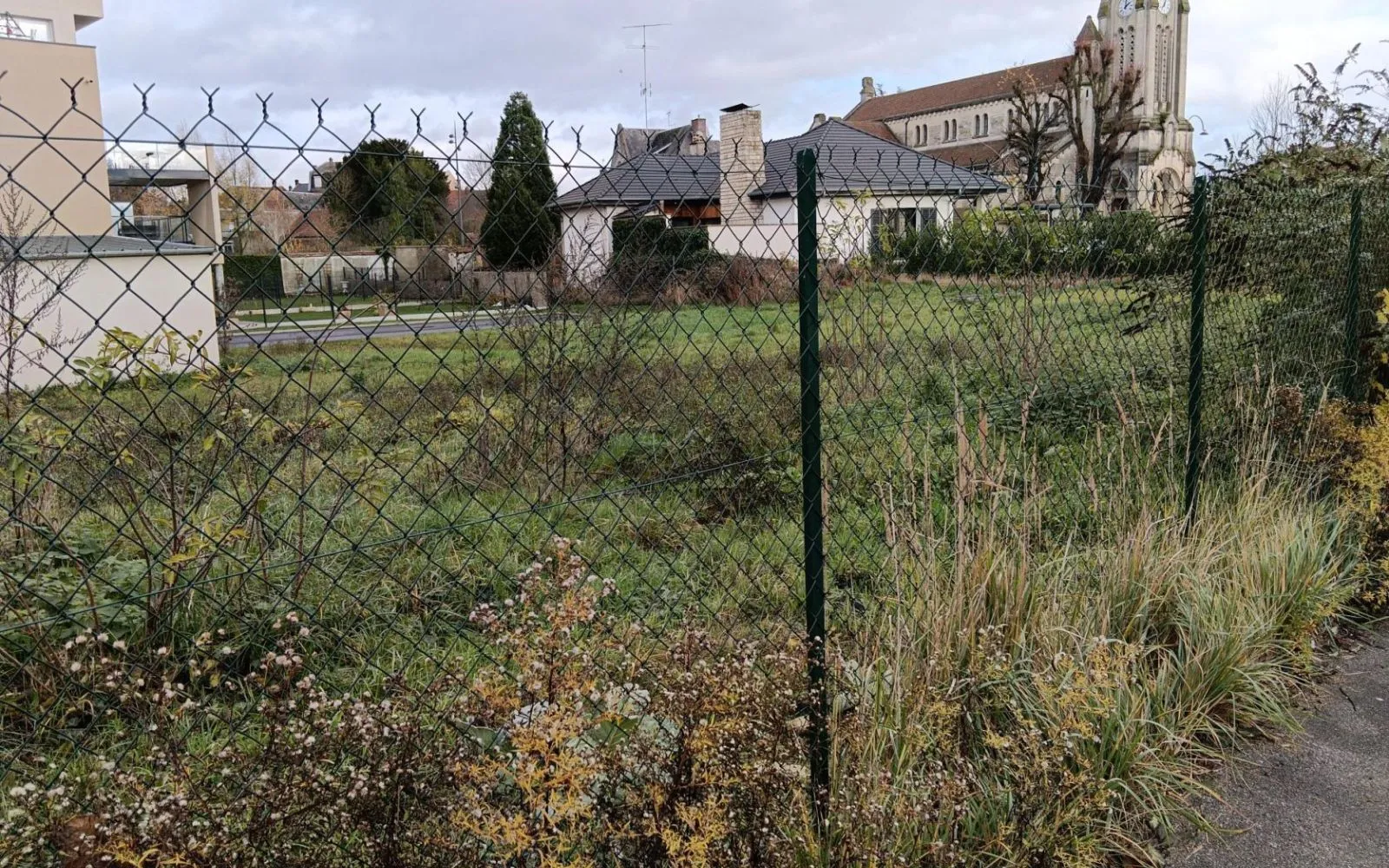 Terrain à bâtir de 1102 m² à CHAUNY (02) à Chauny — photo 1