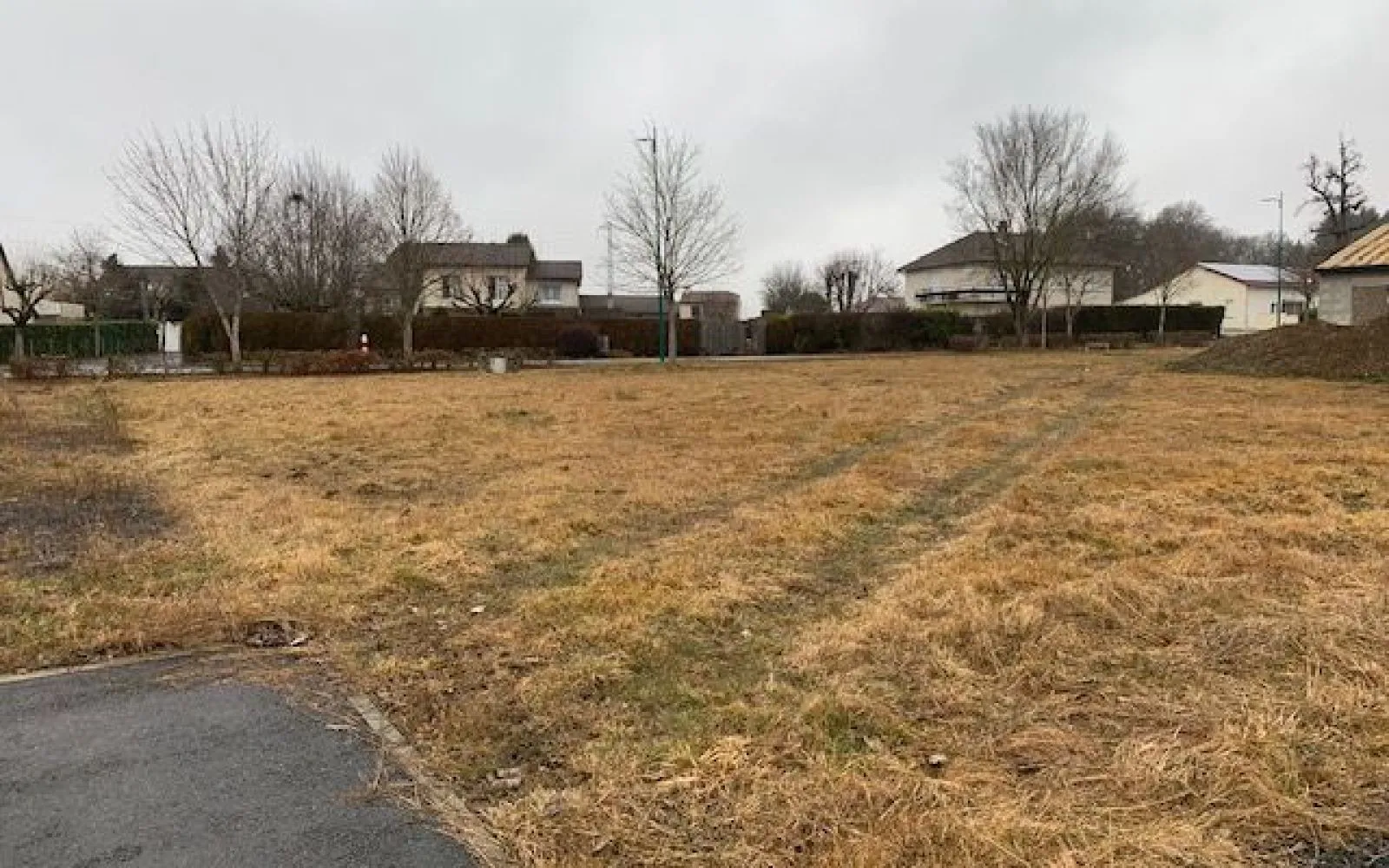 Terrain à bâtir de 418 m² à NAUCELLES (15) à Naucelles — photo 1